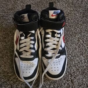 Boys nike court borough